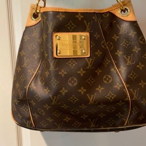 LV Monogram Galleria PM.